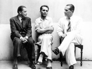 Luis Carlos Prestes preso, com o jornalista chileno José Joaquim Silva e o capitão Orlando Leite Ribeiro no pátio de recreio da Casa de Correção do Rio de Janeiro, 1941.